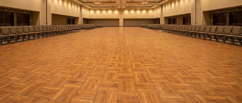 Mise en situation : très grande salle avec un sol clipsable en teck posé d'un mur à l'autre