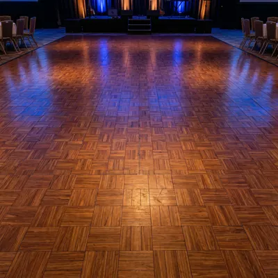 Mise en situation : salle de soirée aux lumières bleues et ambrées se reflétant sur la piste en teck