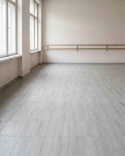 Mise en situation : studio de danse lumineux entièrement équipé d'un sol clipsable en chêne gris